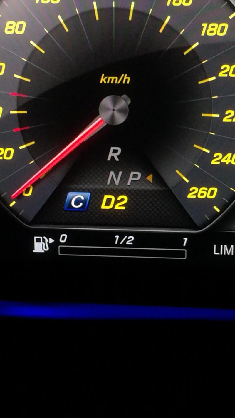 奔驰s级，新车刚提40公里加了一箱满油油表就不显示油量了是什么情况