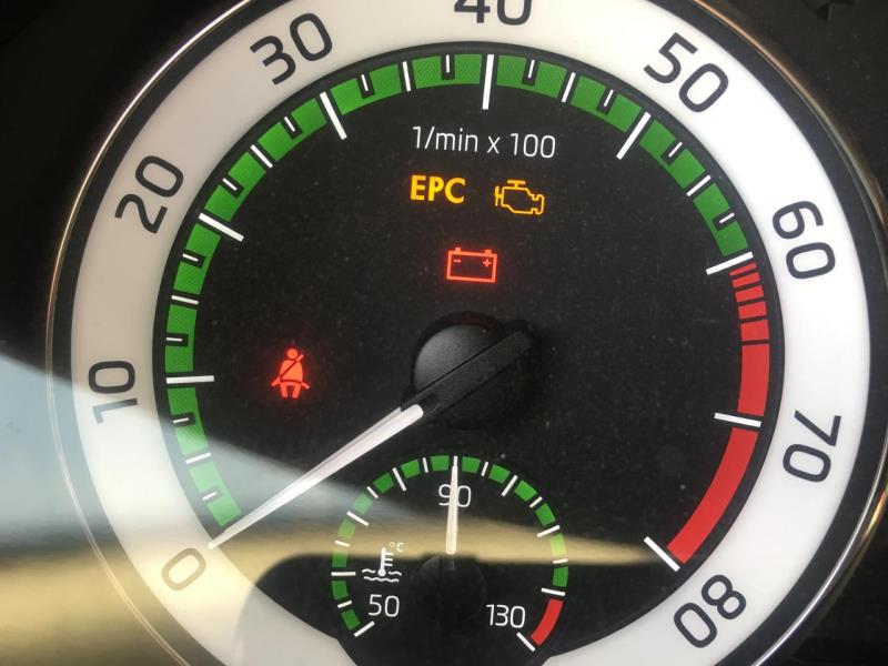 明锐，车辆通电后仪表盘显示EPC和发动机故障灯还有电池灯是怎么回事