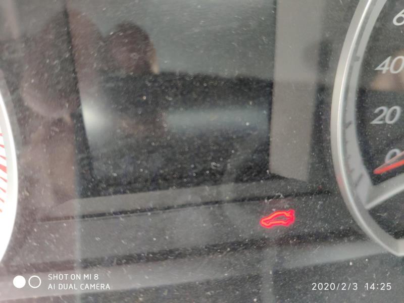 2011款奔腾b50,最近经常尾箱灯亮，遥控钥匙锁不上车，这是咋回事