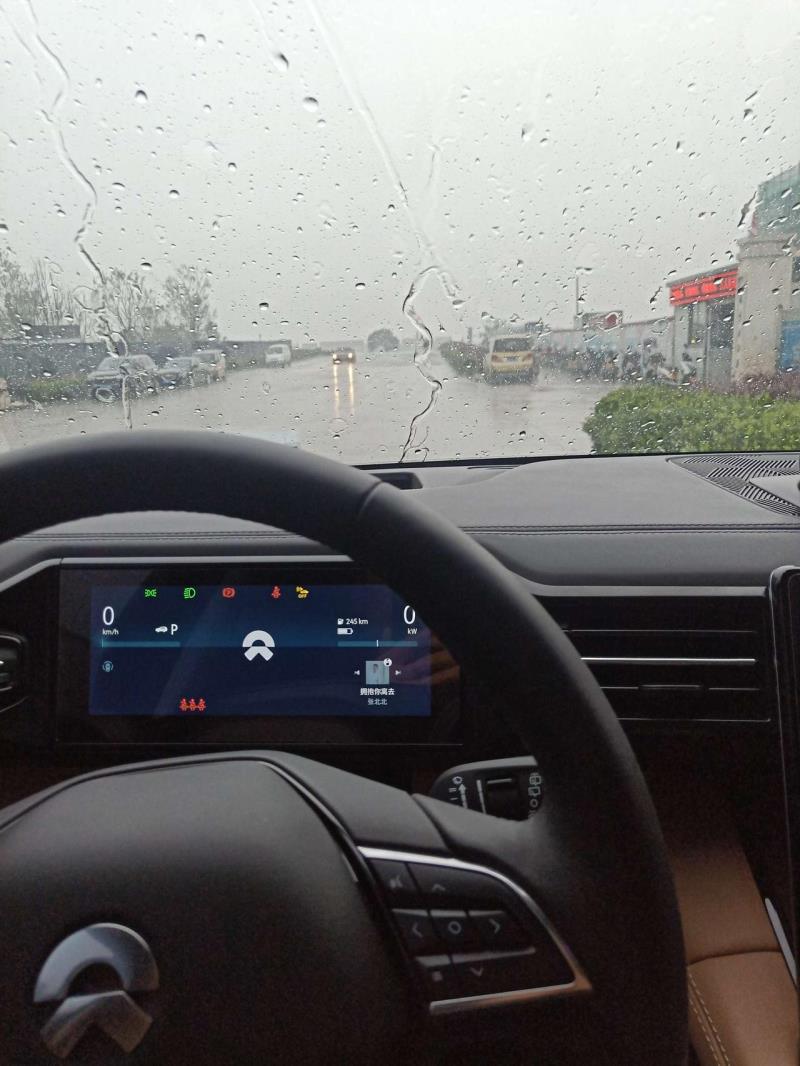 蔚来es8，下雨天出行千万要注意安全啊，下雨天开车，会不会更费电