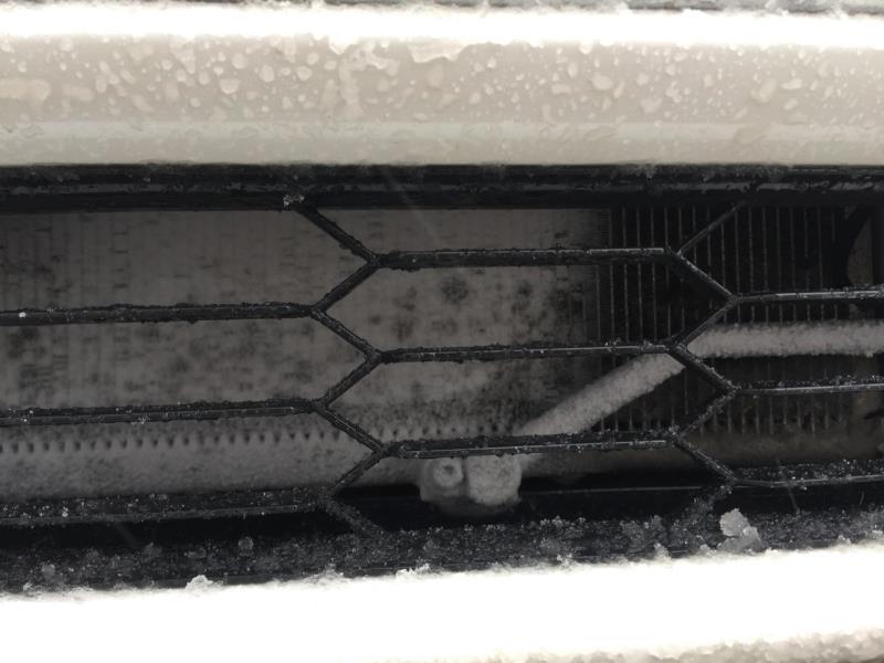 荣威ei5冬天开暖风时，水箱表面结霜结冰空调不吹暖风，不算太暖，对车有伤害么，为什么水箱会结冰霜