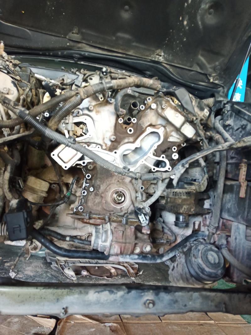 丰田皇冠六缸的发动机前盖怎么拆啊螺丝拆完了好像有东西拉住了急啊