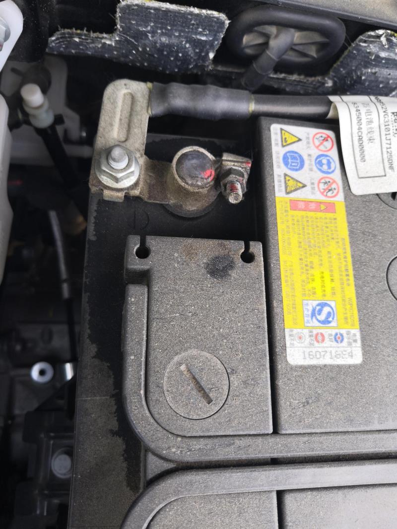 传祺gs7，汽车电瓶螺丝处有油是啥问题呀，求指导
