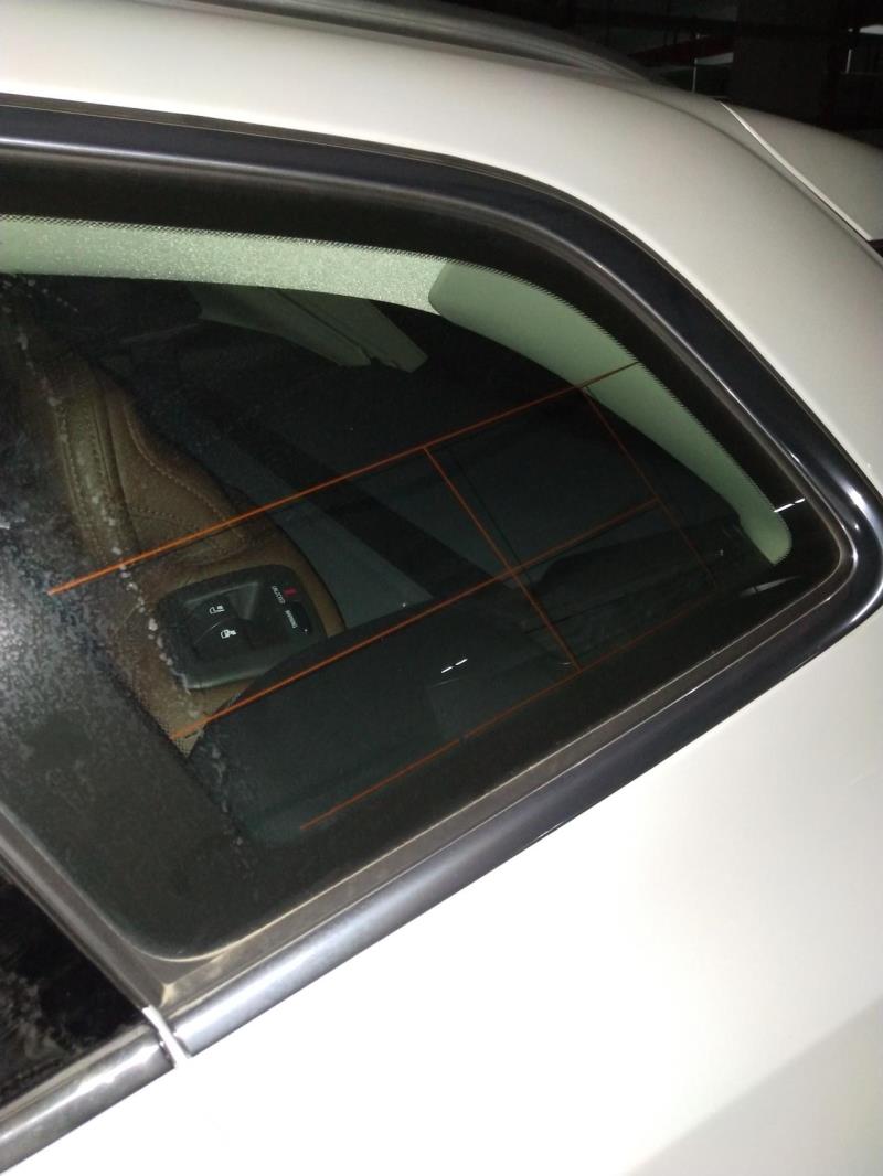 沃尔沃xc60，XC60智远豪华的后门玻璃加热丝(洗车行的儿高速的)，一边有一边没有，为啥