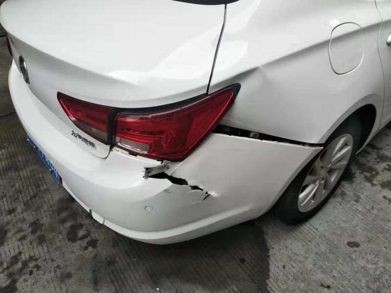 威朗，车子停在路边被人追尾了，后保险杠撞坏，去店里修理大概要多少钱
