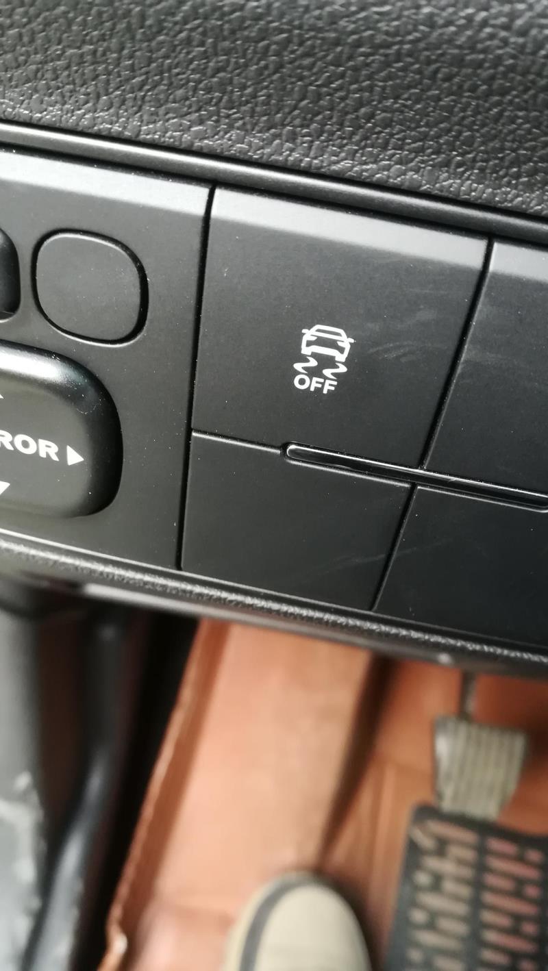 这个标志是什么意思，这是长安cs35.2017年手动豪华型的车上的，在调后视镜边上