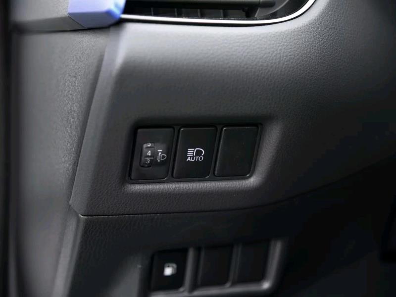 丰田c-hr，豪华版的大灯没有最左边的那个调节钮，是自动调节方向的吗