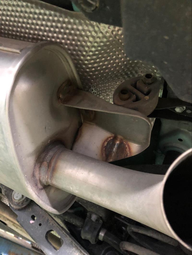 丰田c-hr，排气管接头处生锈，属于正常吗，还是别的什么问题