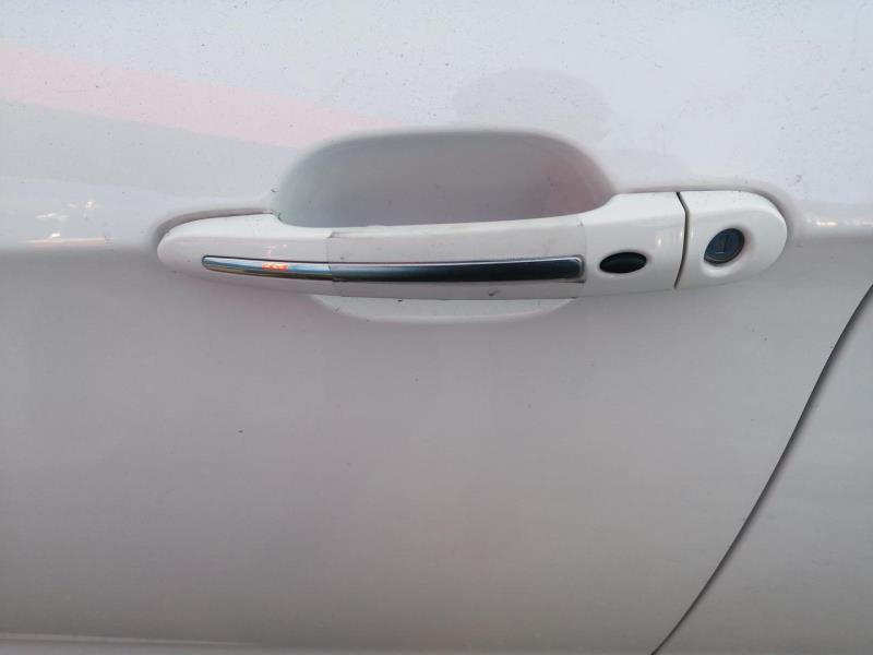 凯翼x3，这个把手上的黑色按钮是啥，怎么不用车钥匙也能把门打开，是车上设置错了吗