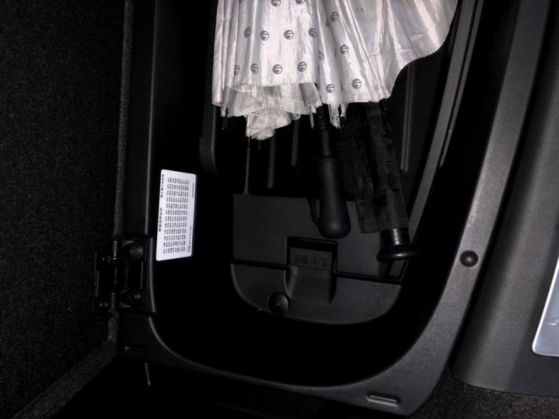 凯迪拉克xt6，铂金运动版流媒体SD卡槽的位置是在哪，后备箱左侧并未找到卡槽