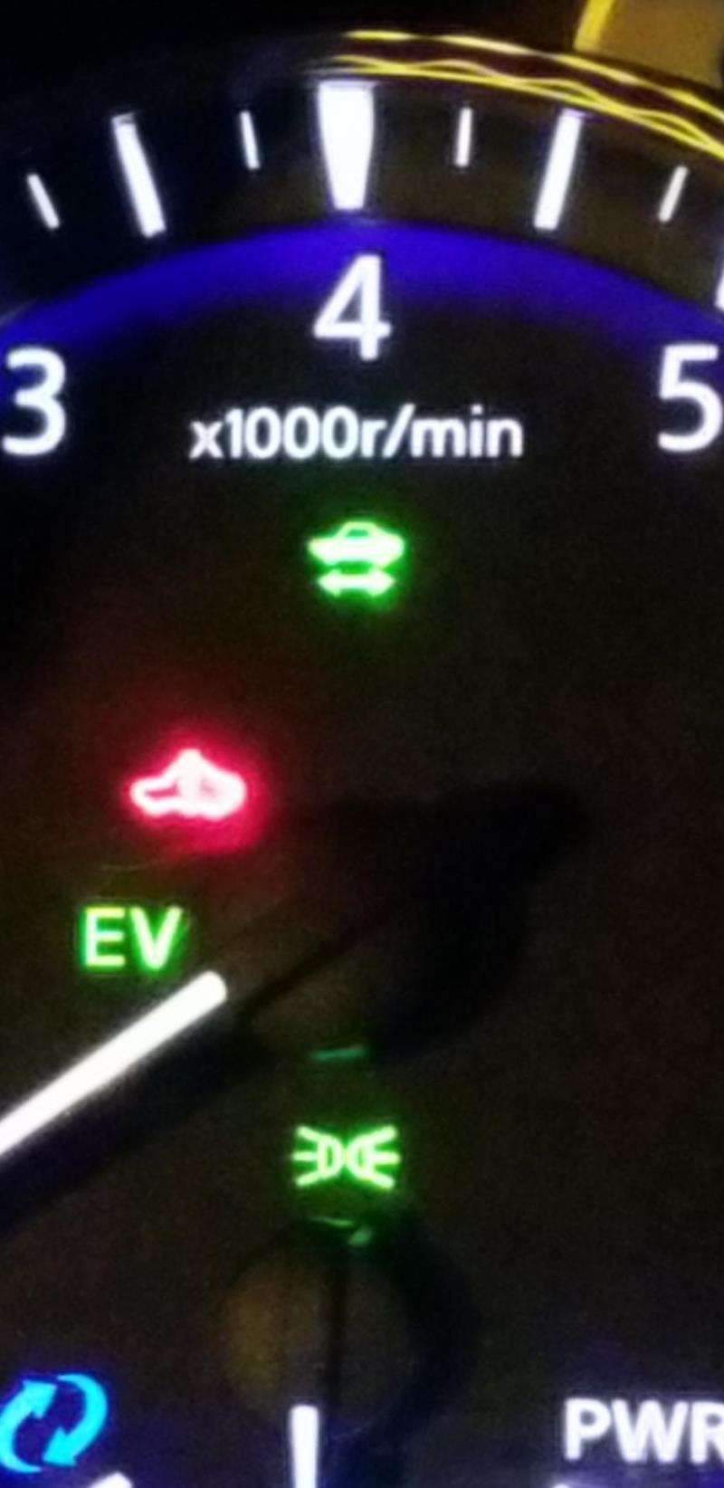 英菲尼迪qx60，仪表盘上面有一个小车中间一个感叹号的红色图标是什么故障