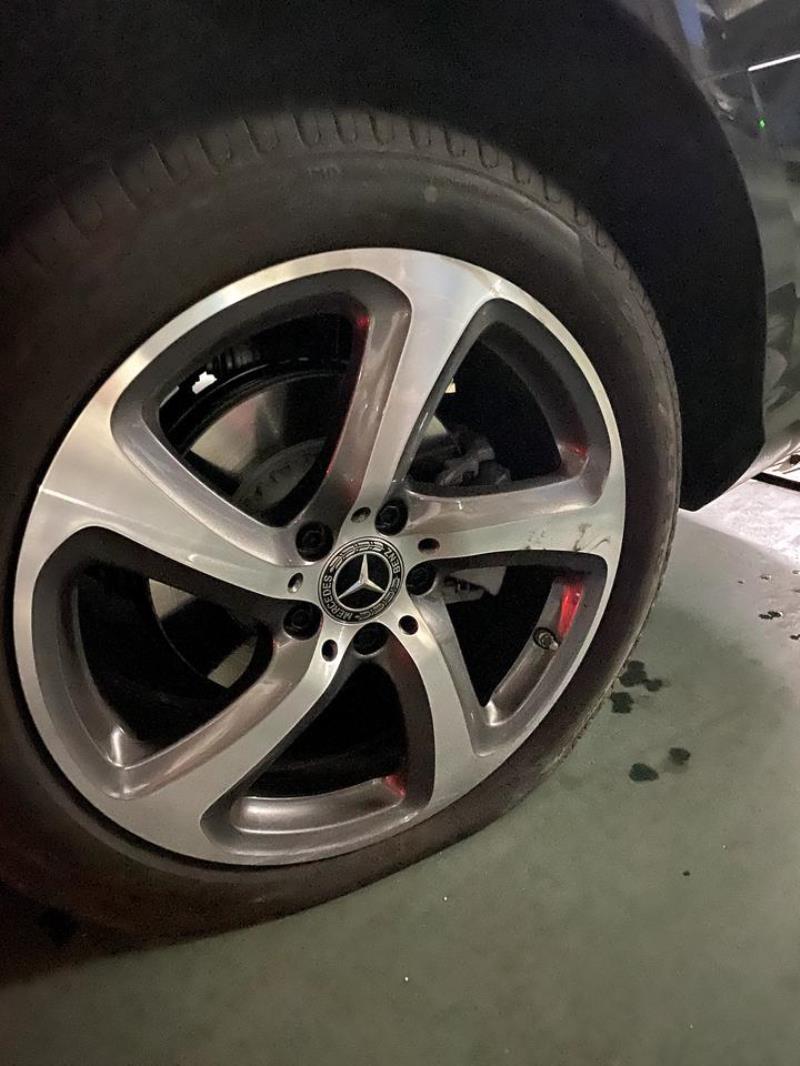 奔驰e级，我没想到的是，我的车轮胎不明原因的没有气了，说不是爆胎，但是打开也找不出原因，且这款新e不是防爆胎，我是不是被坑了