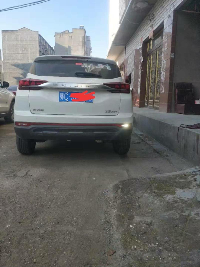 beijing·x3，北汽智达x3荣耀版的车，为什么倒车灯只有一个亮