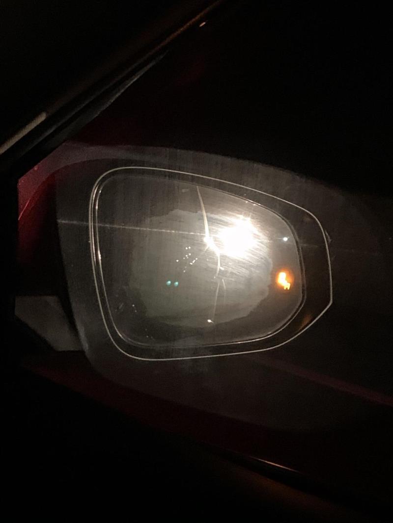 我的汉兰达四豪外后视镜在夜间行车时遇到后车灯光照射时镜片中心出现像水雾的圆形，其实不是水雾，镜面圆心不清晰，知道这是什么原因吗