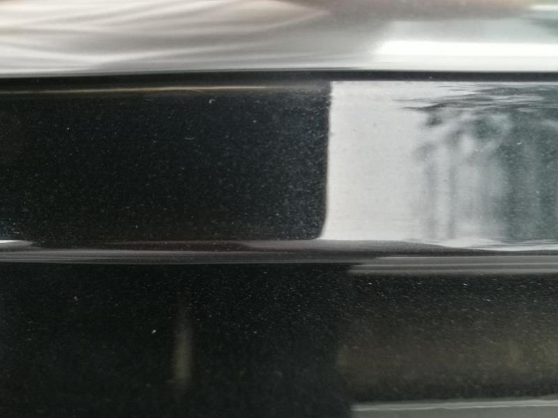 迈腾B8豪华版，购买于2018年3月份，发现驾驶室玻璃外面的密封胶条是坏的，可以索赔吗