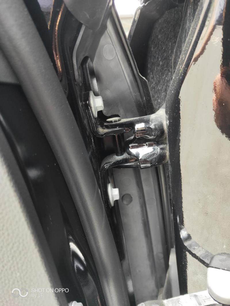 凯迪拉克xts，有没有发现车门与车身连接的几个螺丝有拆过的痕迹