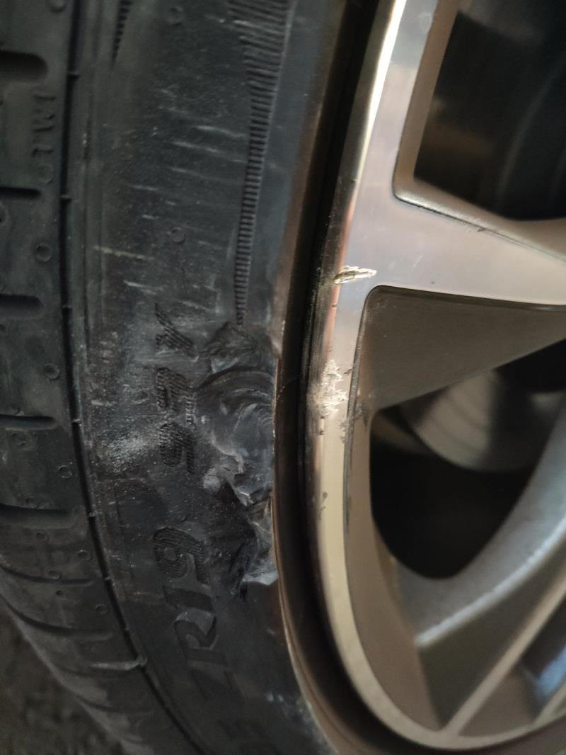 提车两个月，买车前就听说奥迪S4的轮胎很容易出问题，果不其然，没留神，右后轮蹭了马路牙子，轮胎凸起部分蹭掉了一块，需要换胎吗，还是可以不管接着开?先谢过了
