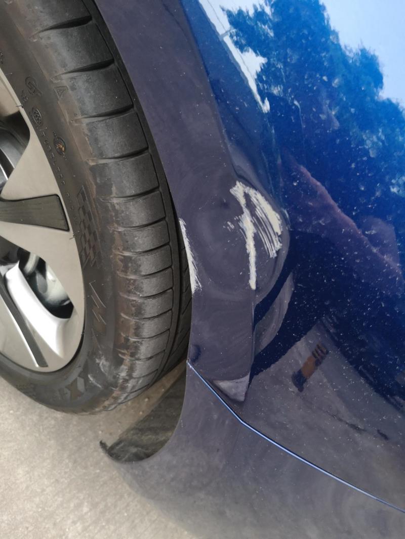菲斯塔，我车子前轮旁边凹下去了一点还掉漆了有什么简单的办法搞吗，还是等多了再报保险