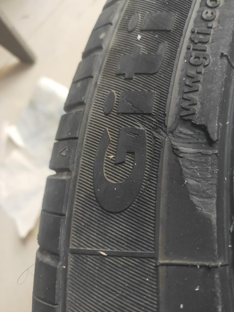 长安cs35 plus，的轮胎磕了这么一小块需要更换吗，轮毂也受伤了能修复吗