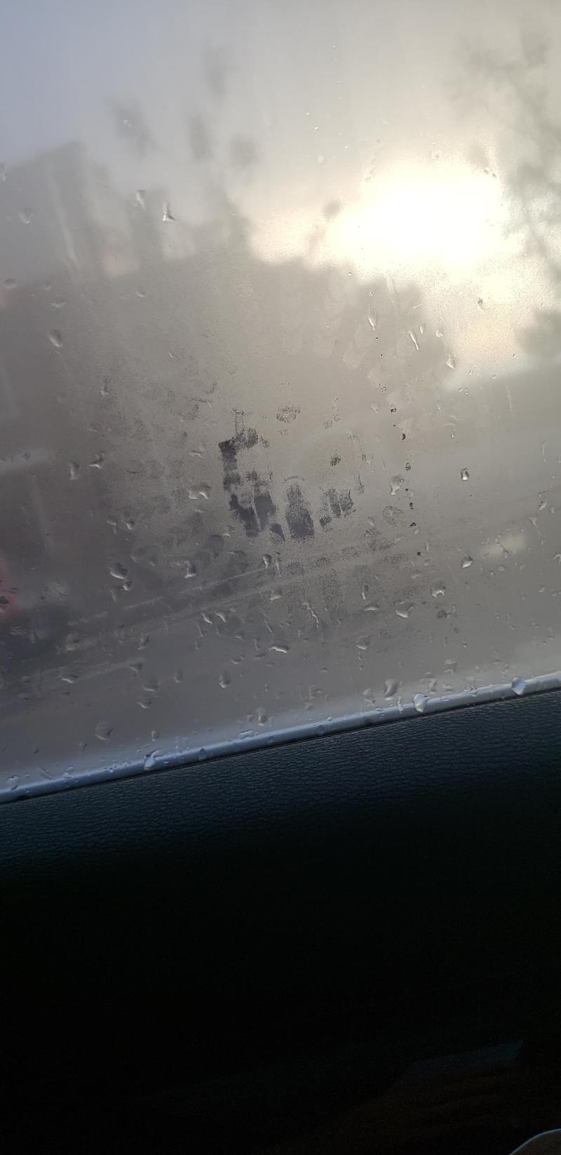 宝马x1，下雨时发现车玻璃上有个奇怪的图案，后排两个玻璃上都有，车是月初刚提的X1