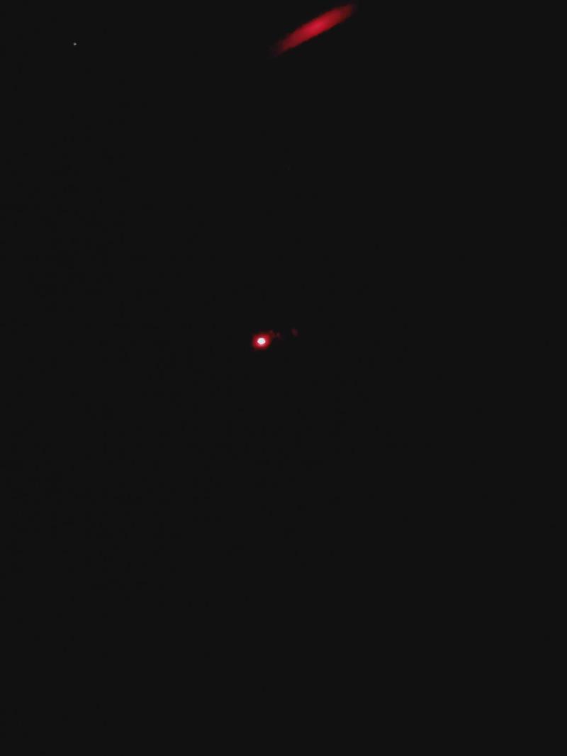 奥迪q2l，的车驾驶位门上有个红点一亮一亮的，不知道做什么的，晚上刚刚看见的