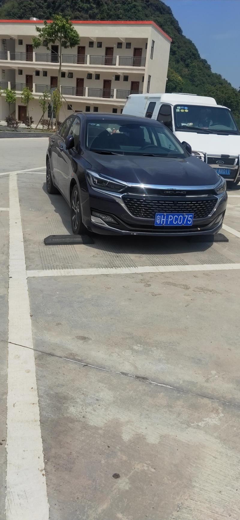 beijing·u7，新车踩剎车吱吱响有什么问题，4千公里了