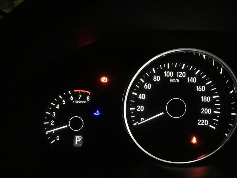 本田缤智1.5T精英版打着火水温指示灯会显示蓝色这正常吗，行驶一两分钟水温的会自动熄灭