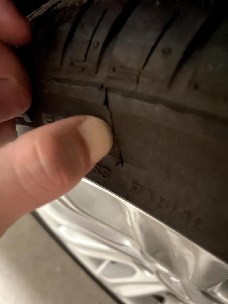 凯迪拉克ats-l，马路上行驶轮胎边缘压到尖锐的物块，这胎还能用吗
