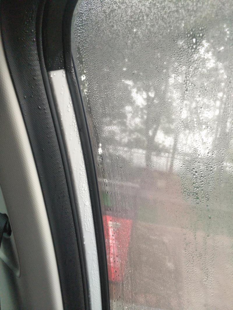 荣威i5，早上起来开车发现车窗里面全是水珠，前面玻璃也是，里面有，外面没有，这是什么情况导致