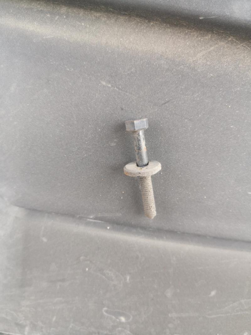 18年4月份的速腾，突然在雨刮器这里看到个螺丝，这个螺丝是哪个位置的，是不是车上某个零件上的?