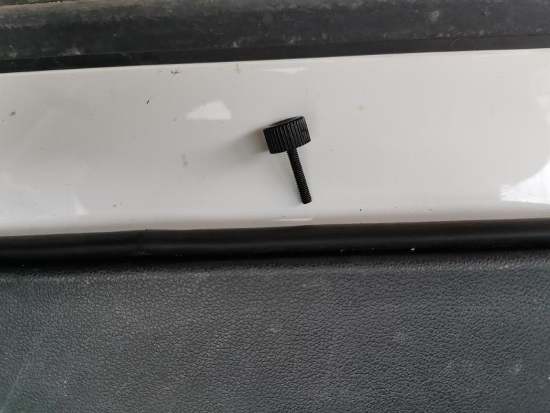 长安cs35，这螺丝是车上的吗，拿东西是在副驾驶座地板上发现的?