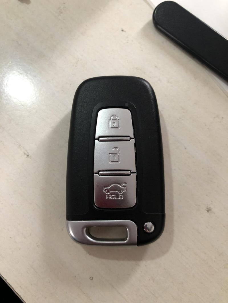 k5凯酷，12款起亚k5一键启动的遥控钥匙，遥控上的灯亮，按键不好用了，但是车内可以检测到钥匙，可以正常启动，而且是一把新钥匙，期待的