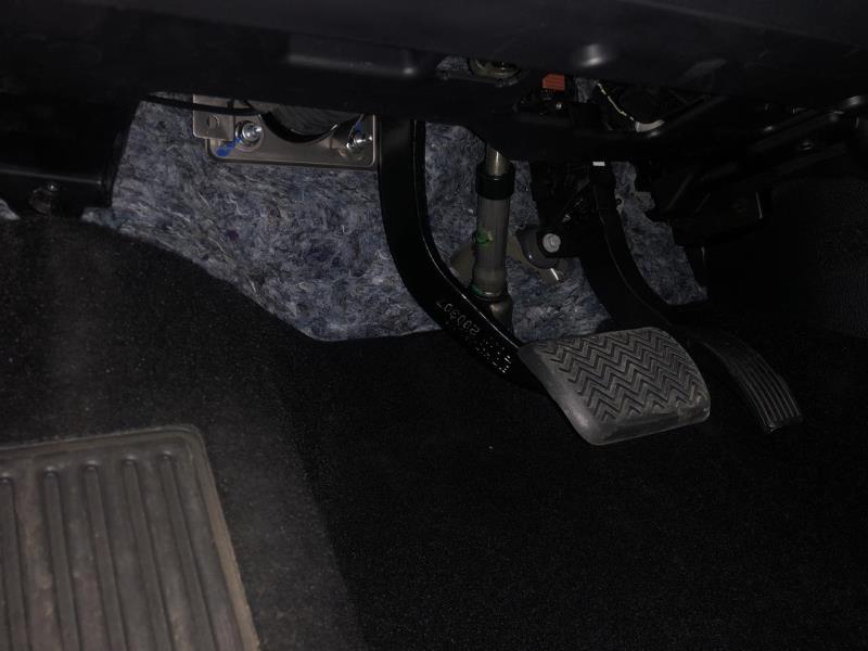 秦pro dm，驾驶位的隔音棉都露了出来，其他也是这样的吗，买的脚垫也是遮不住那么里面的