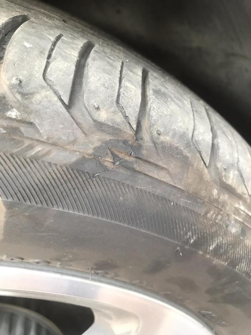 奔驰c级，不小心压马路牙子上了把轮胎给刮了看看要不要紧这是扁平胎?