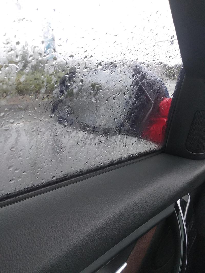 宝马3系，新提宝马三系，磨合期多少公里，速度有没有限制，下雨天开车这样是驱雾吗，看不清有点不敢开?
