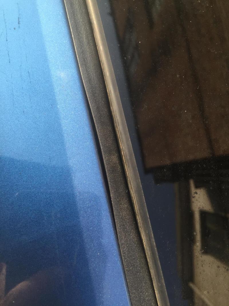 荣威rx5，的天窗外胶条裂开一点了有没有影响，之前也是这样裂开一点，然后前两天去4s店免费换了一次，又开了，觉得是不是和胶条没关系