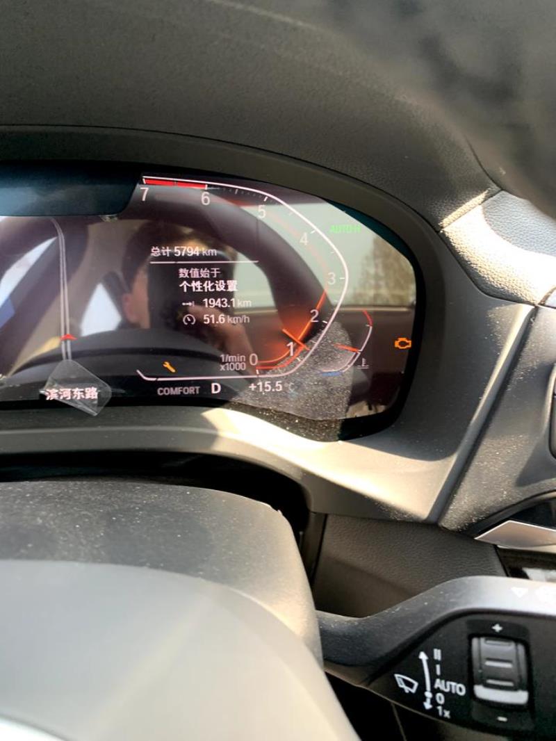 宝马x3，开了不到6000公里就亮黄色的发动机故障的图标是什么原因，同时车辆的智能安全系统也提示
