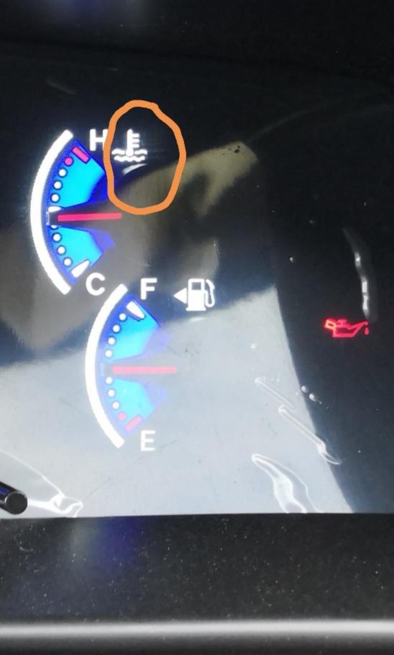 比亚迪f3，新买的F3经典版，这个温度计在车开动后一直亮着，但是水温才九十度又不高，不知道是什么问题