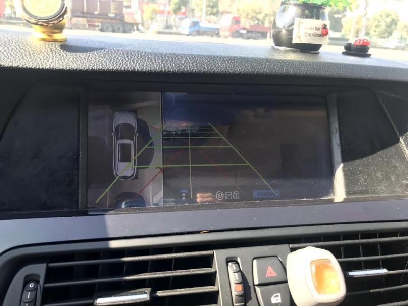 宝马5系，14款520Li，cic主机加小屏，在4S店加装的导航倒车影像和大屏，好像是车士杰的牌子，现在如何关掉倒车轨迹线