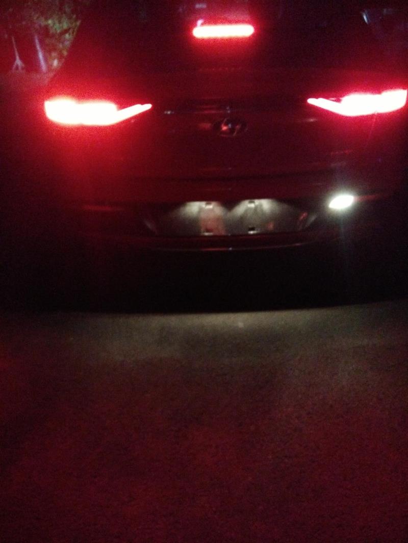 菲斯塔，我的车倒车后面的灯怎么只有一个亮