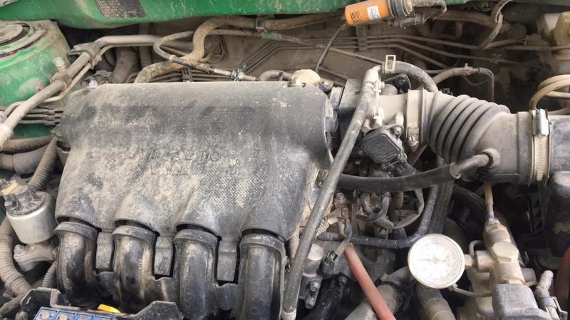 比亚迪F3473发动机这款，我这个车行驶到130000公里时候发现发动机缸盖上边的废气管漏油，进而导致发动机舱内机油就少了，有没有知道什么情况啊，具体维修哪一块儿