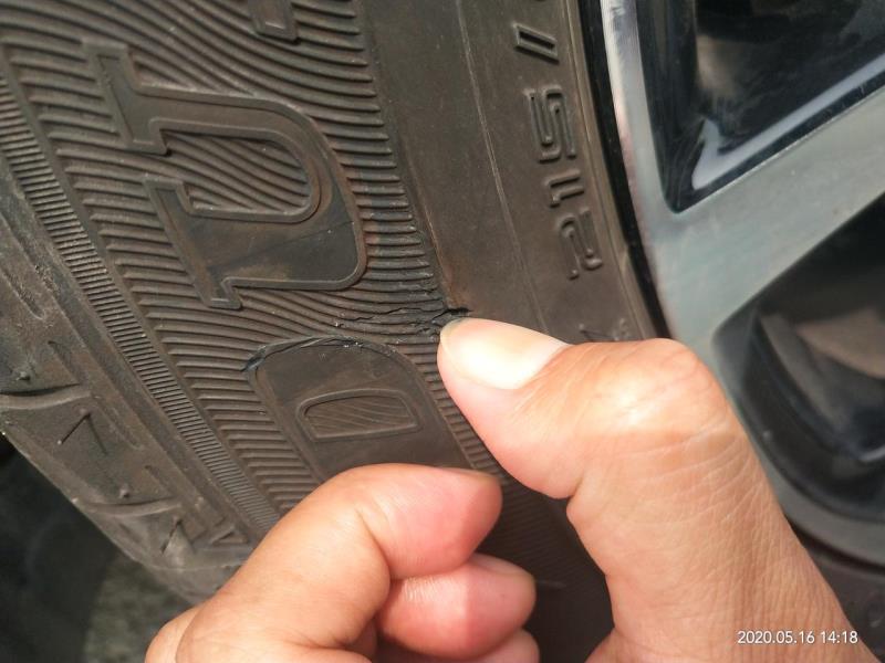丰田c-hr，媳妇开车磕到马路牙子，左后轮有三五毫米深的裂纹，需要更换轮胎吗，去年11月购买，目前一万公里