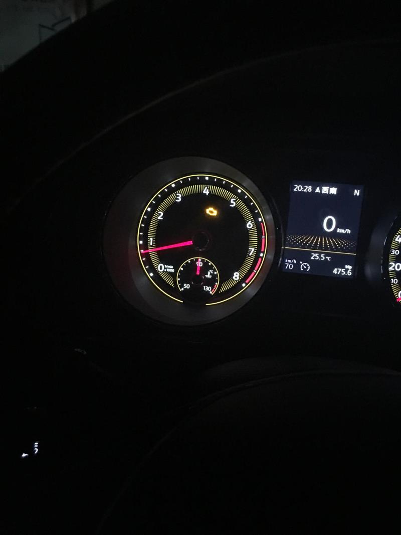 途观l，我的新车500公里左右仪表盘显示发动机故障灯这是怎么回事
