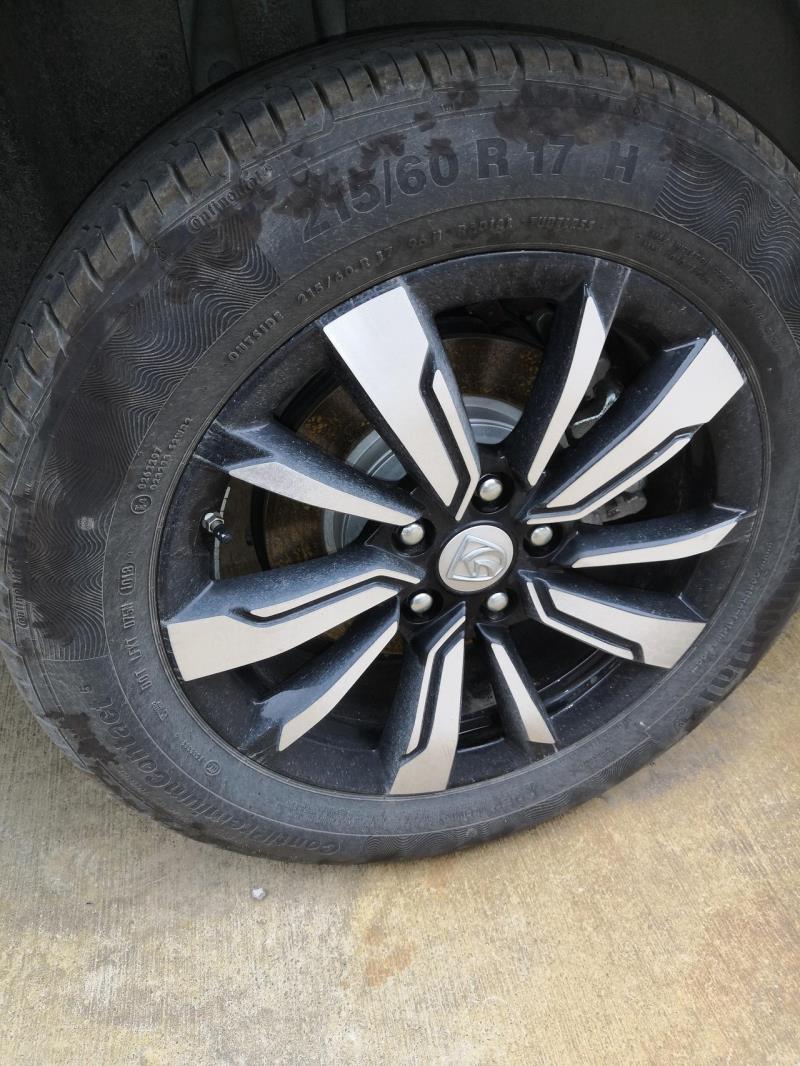 宝骏530，知道轮胎侧壁上这些黑斑是什么，还擦不掉，用手摸了下油油的，两天前下了场雨