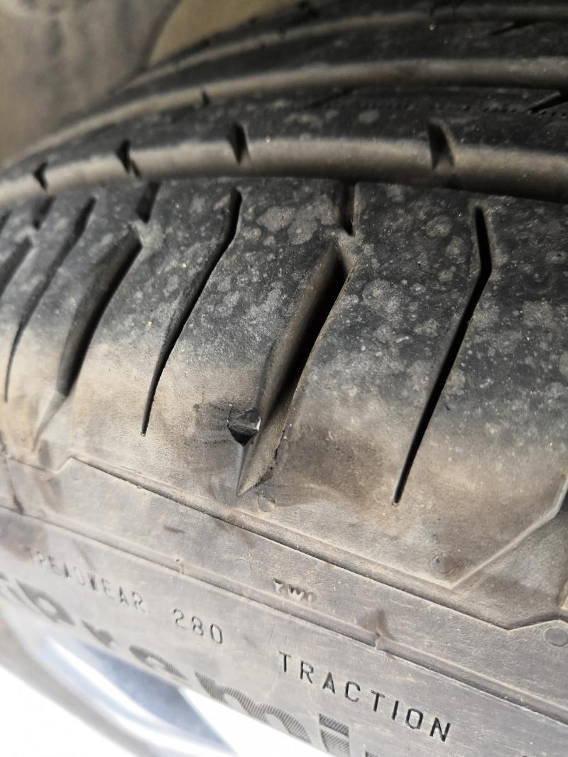 宝骏530，轮胎这里的胶皮掉了，是什么情况造成的，对行车安全有影响吗