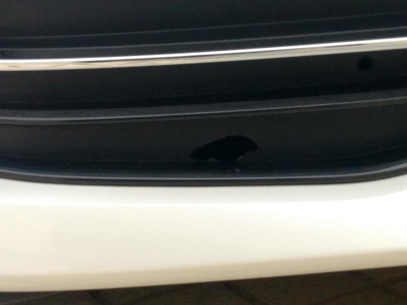 宝马5系，5系豪华版白色，洗车突然发现前保险杠中间的黑色塑料装饰件上有个枣一样大小的洞，不知这几天什么时候什么情况搞的，这能到什么地方修复吗