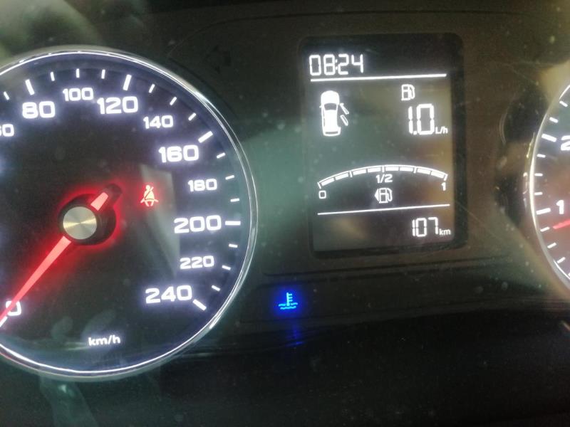 荣威rx5，新车荣威RX仪表盘显示这个水温什么情况，还有打开车没加油门转速就一直这个状态?