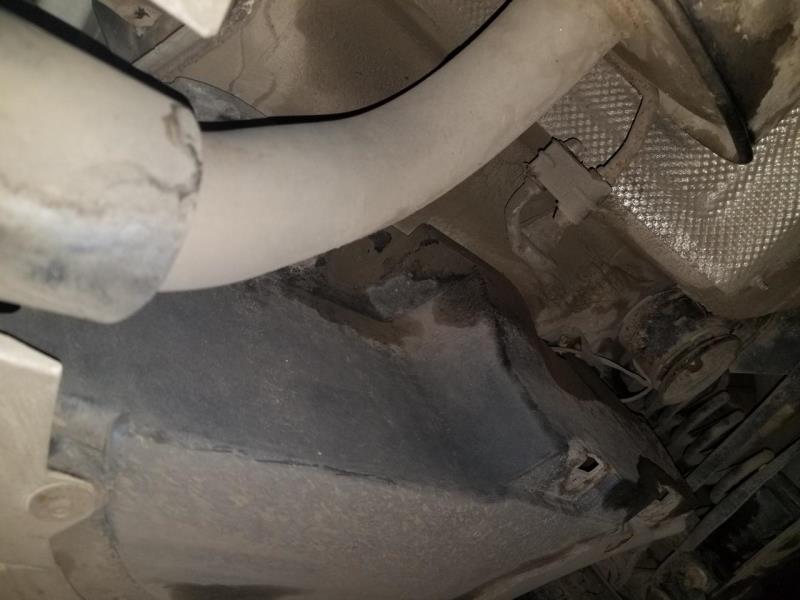宝马3系，刚刚才发现汽车地盘下面，跟渗漏似得怎么回事?