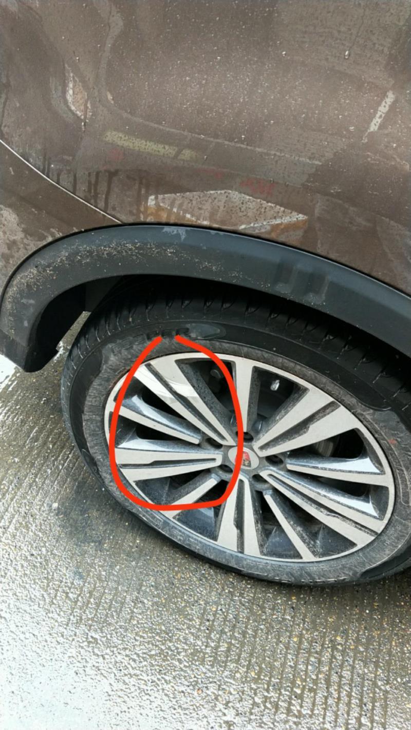 荣威rx5，的右前轮后轮两个轮毂有不同程度的划痕，刮到路边石头了，需要轮毂修复不，要400块钱两个轮毂，有必要吗