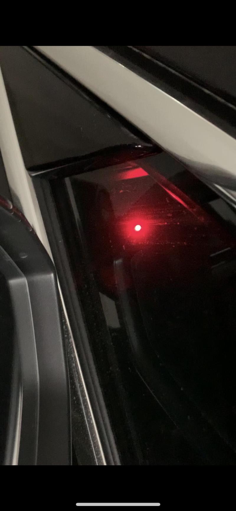 奥迪A4L锁车后主驾车门上有一个红灯一直闪烁，这是什么情况?